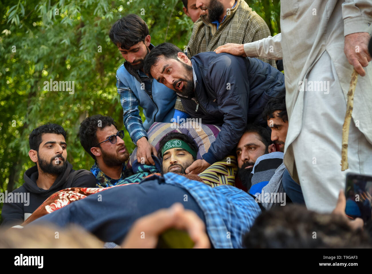 (Nota del redattore: immagine raffigura la morte) parenti dei ribelli del Kashmir Showkat Ahmed sono visti riuniti intorno al suo corpo morto durante il corteo funebre di Pulwama, a sud di Srinagar. Migliaia hanno partecipato alla cerimonia funebre di uccisi Showkat Ahmed Dar presso la sua residenza in Panzgam Pulwama. Showkat era tra i tre ribelli del Kashmir ucciso in uno scontro a fuoco in Pulwama. Foto Stock