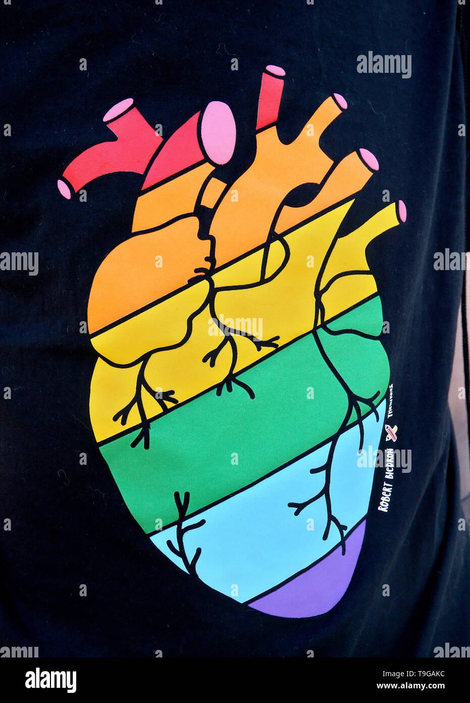 Un arcobaleno cuore su una t-shirt visto durante il mese di marzo. LGBT le persone e i loro sostenitori a piedi attraverso le strade di Cracovia per celebrare la diversità e la tolleranza e di manifestare la loro opposizione alla discriminazione e all'esclusione. Il mese di marzo è stato incontrato nel centro della città da anti manifestanti LGBT dall'estrema destra delle organizzazioni. Foto Stock