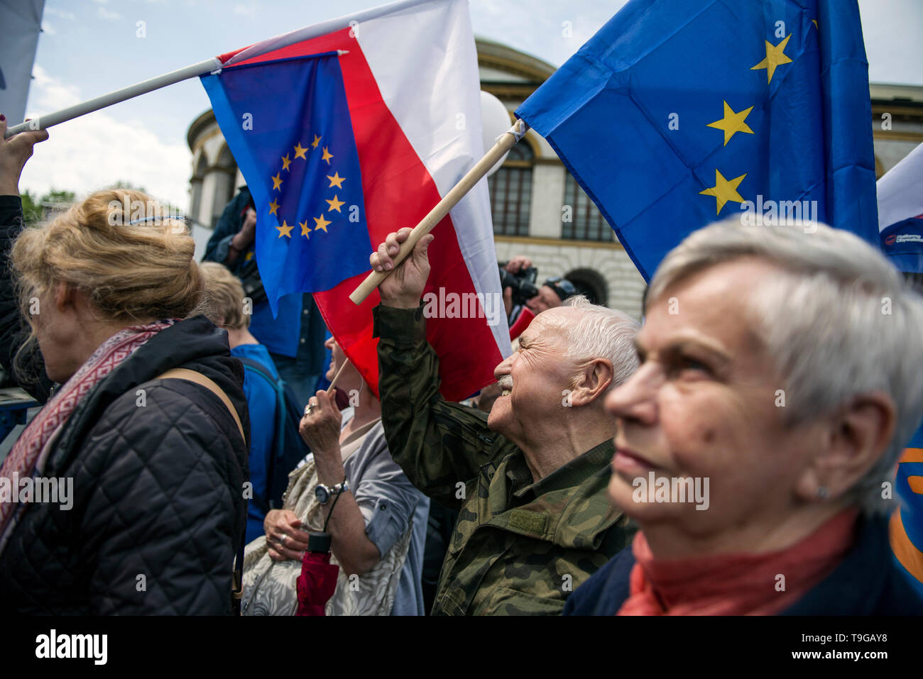 Persone visto sventolare UE e bandiere polacche durante il mese di marzo. Il marzo " la Polonia in Europa" (Polska w Europie), è stato organizzato dalla Coalizione Europea (Koalicja Europejska) un alleanza di partiti politici. Il mese di marzo è stato portato dai leader dei partiti di opposizione e il Presidente del Consiglio europeo, Donald Tusk. In via ufficiosa, il mese di marzo per Europa si sono riuniti circa 45 mila persone. Foto Stock