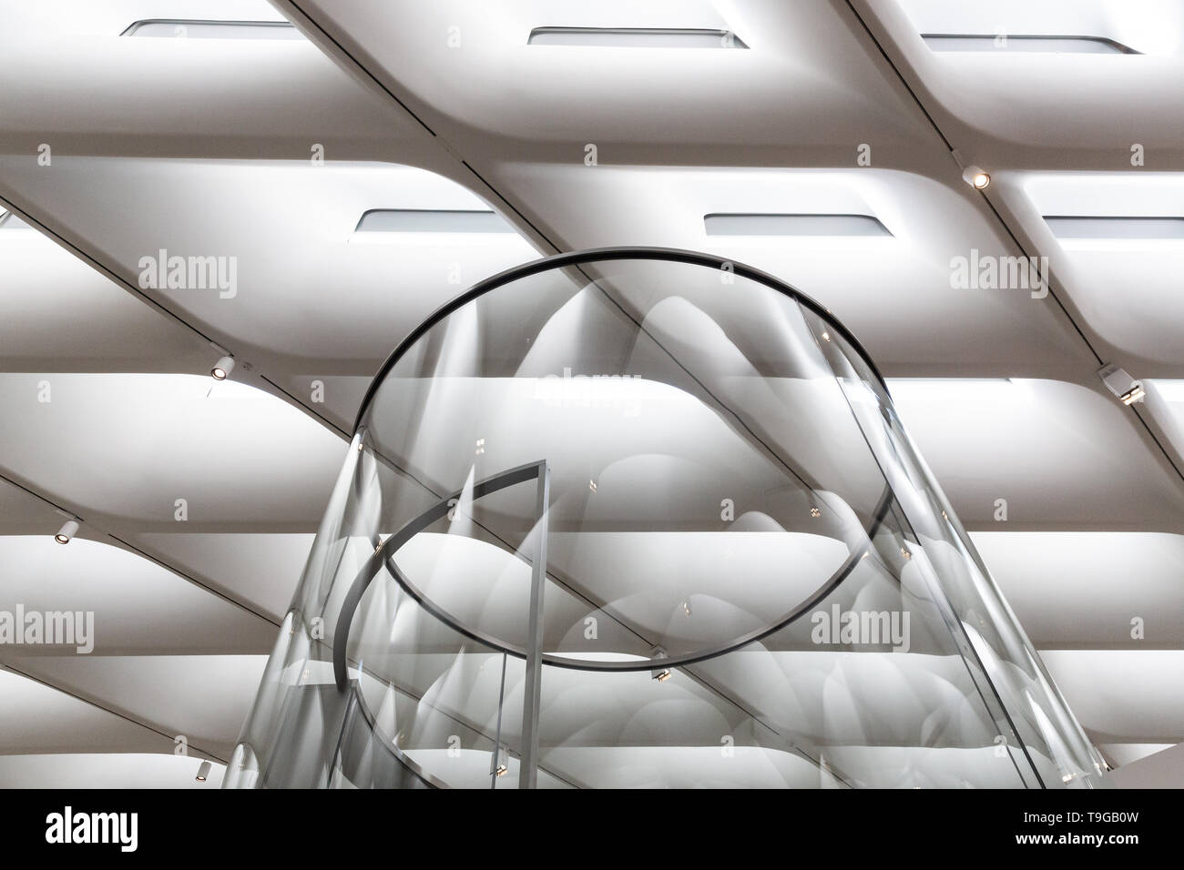 Dettaglio interni mostra ascensore di vetro e soffitto gallery presso la vasta Art Museum di Los Angeles, California. Foto Stock