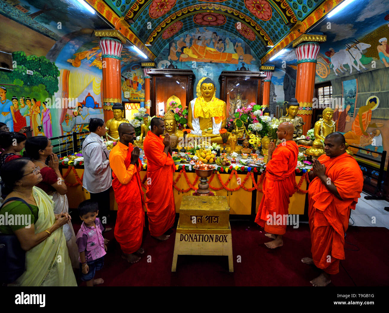 I monaci buddisti sono visti pregare davanti alla statua di Buddha Signore durante il Buddha Purnima preghiere. Il Buddha il compleanno è una vacanza tradizionalmente celebrato nella maggior parte dell Asia orientale per commemorare la nascita del Principe Siddharta Gautama o Gautama Buddha che è il fondatore del buddhismo. Foto Stock