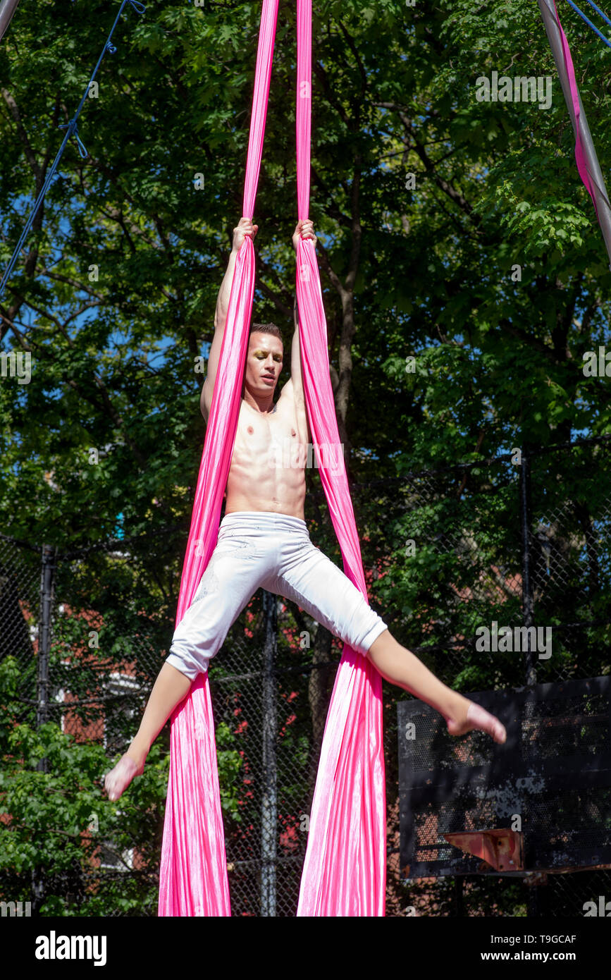 Gli artisti interpreti o esecutori acrobatico con il 13'th annuale Dance Parade e Festival, 18 maggio 2019, Tompkins Square Park, New York Foto Stock