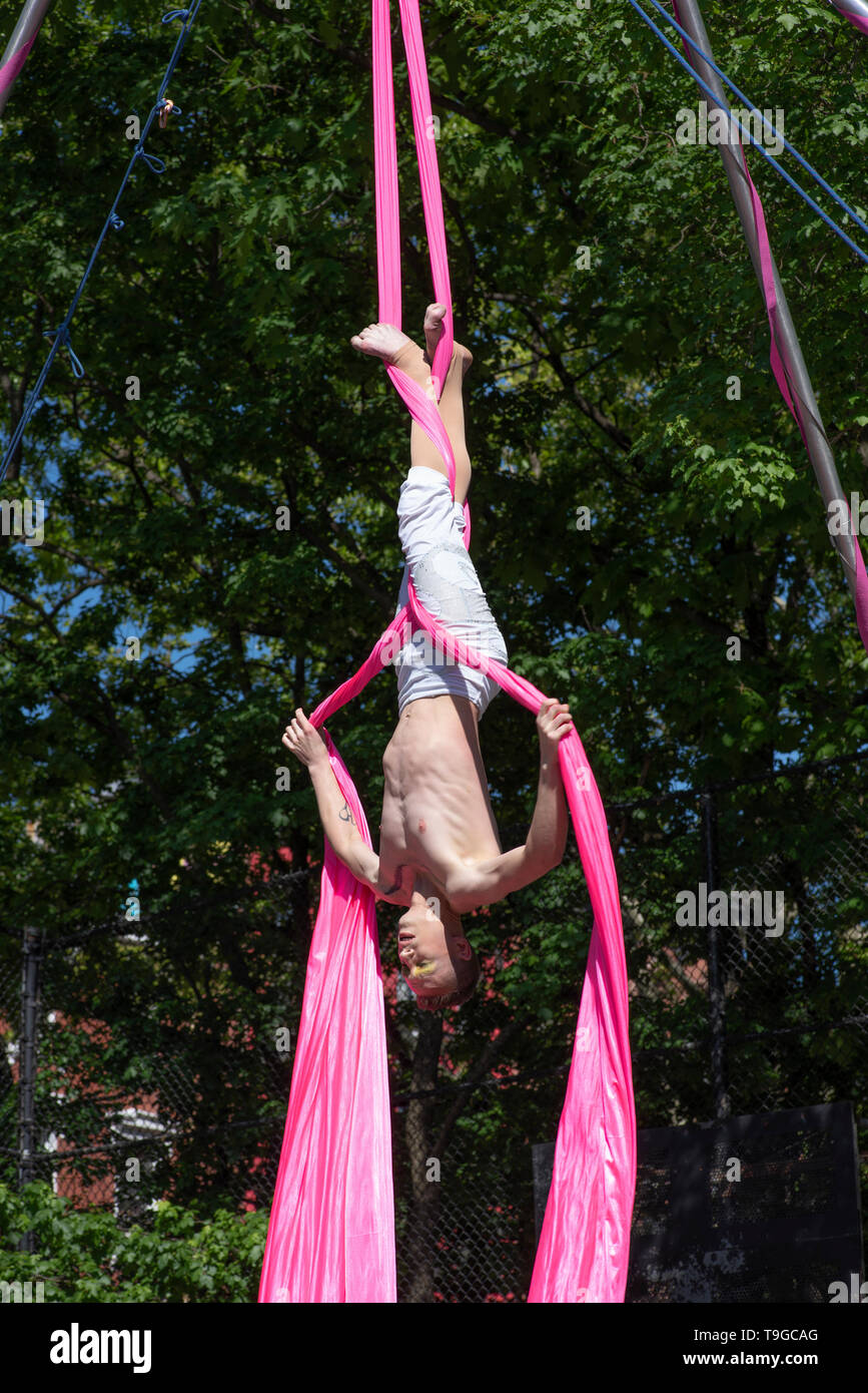 Gli artisti interpreti o esecutori acrobatico con il 13'th annuale Dance Parade e Festival, 18 maggio 2019, Tompkins Square Park, New York Foto Stock