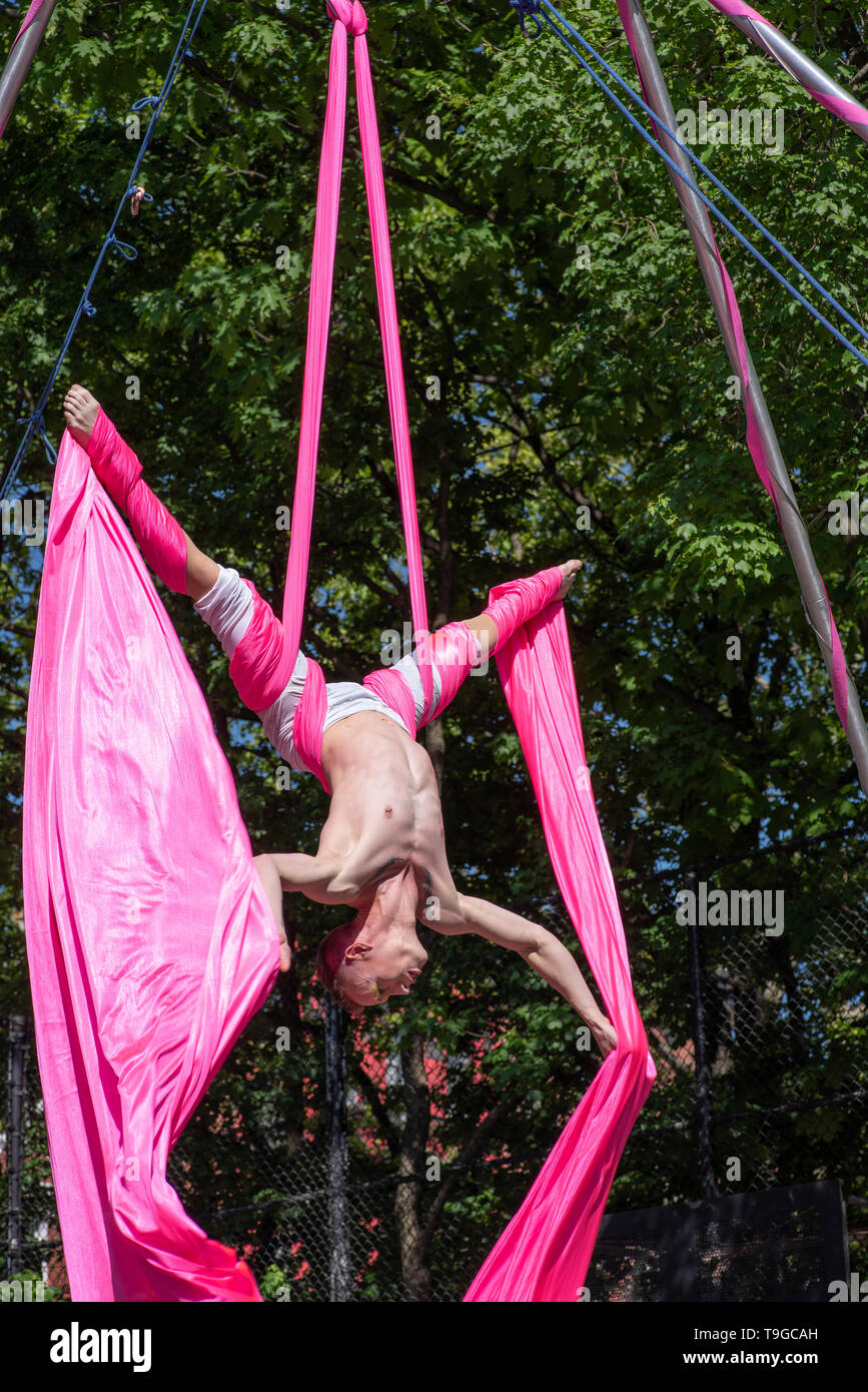 Gli artisti interpreti o esecutori acrobatico con il 13'th annuale Dance Parade e Festival, 18 maggio 2019, Tompkins Square Park, New York Foto Stock