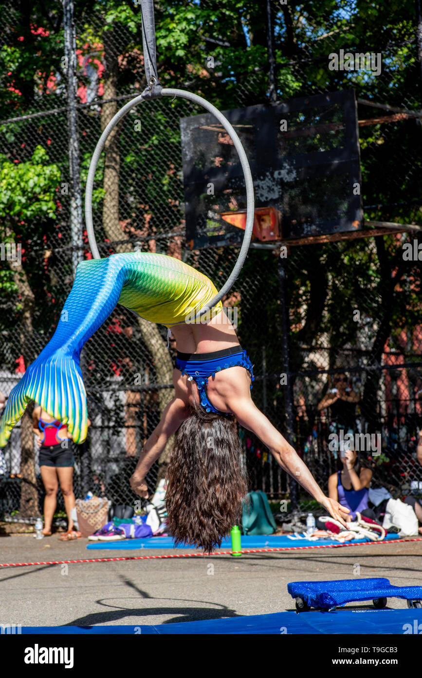 Gli artisti interpreti o esecutori acrobatico con il 13'th annuale Dance Parade e Festival, 18 maggio 2019, Tompkins Square Park, New York Foto Stock