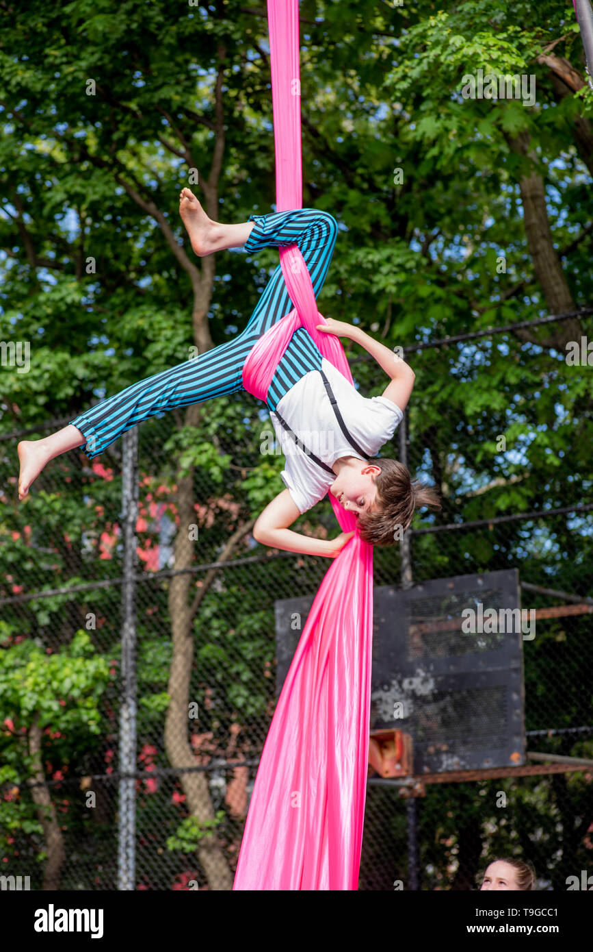 Gli artisti interpreti o esecutori acrobatico con il 13'th annuale Dance Parade e Festival, 18 maggio 2019, Tompkins Square Park, New York Foto Stock