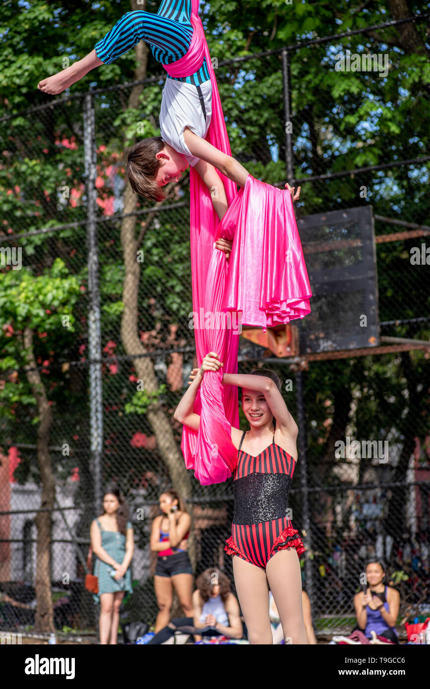 Gli artisti interpreti o esecutori acrobatico con il 13'th annuale Dance Parade e Festival, 18 maggio 2019, Tompkins Square Park, New York Foto Stock