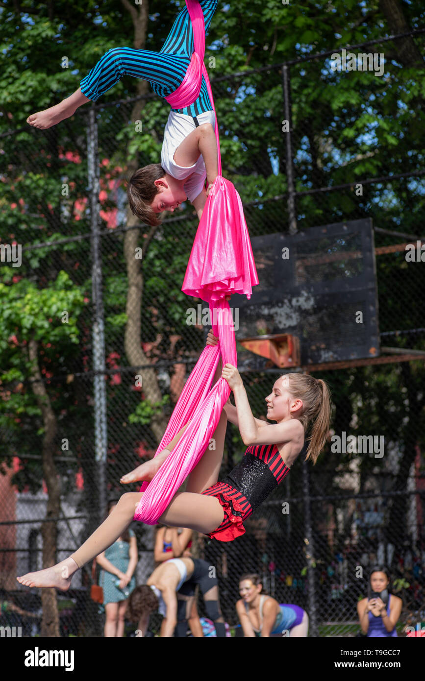 Gli artisti interpreti o esecutori acrobatico con il 13'th annuale Dance Parade e Festival, 18 maggio 2019, Tompkins Square Park, New York Foto Stock