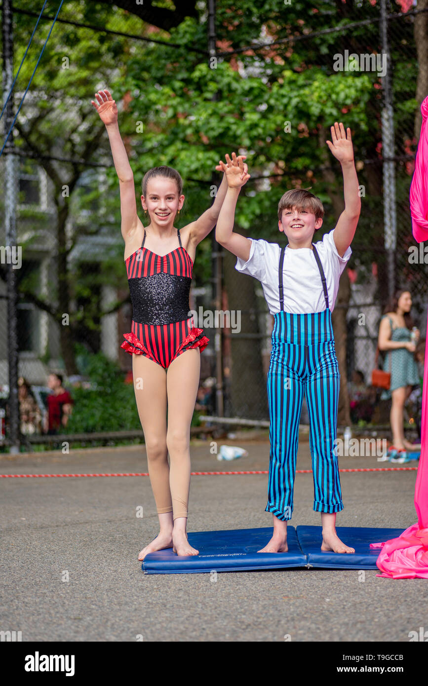 Gli artisti interpreti o esecutori acrobatico con il 13'th annuale Dance Parade e Festival, 18 maggio 2019, Tompkins Square Park, New York Foto Stock