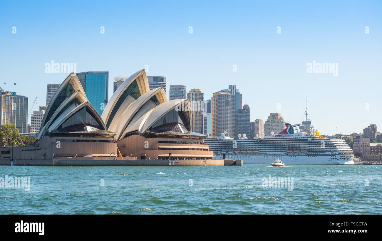 SYDNEY, Australia - 11 febbraio 2019: il carnevale spirito crociera ormeggiate vicino la Opera House di Sydney, Australia più riconoscibile edificio . Foto Stock