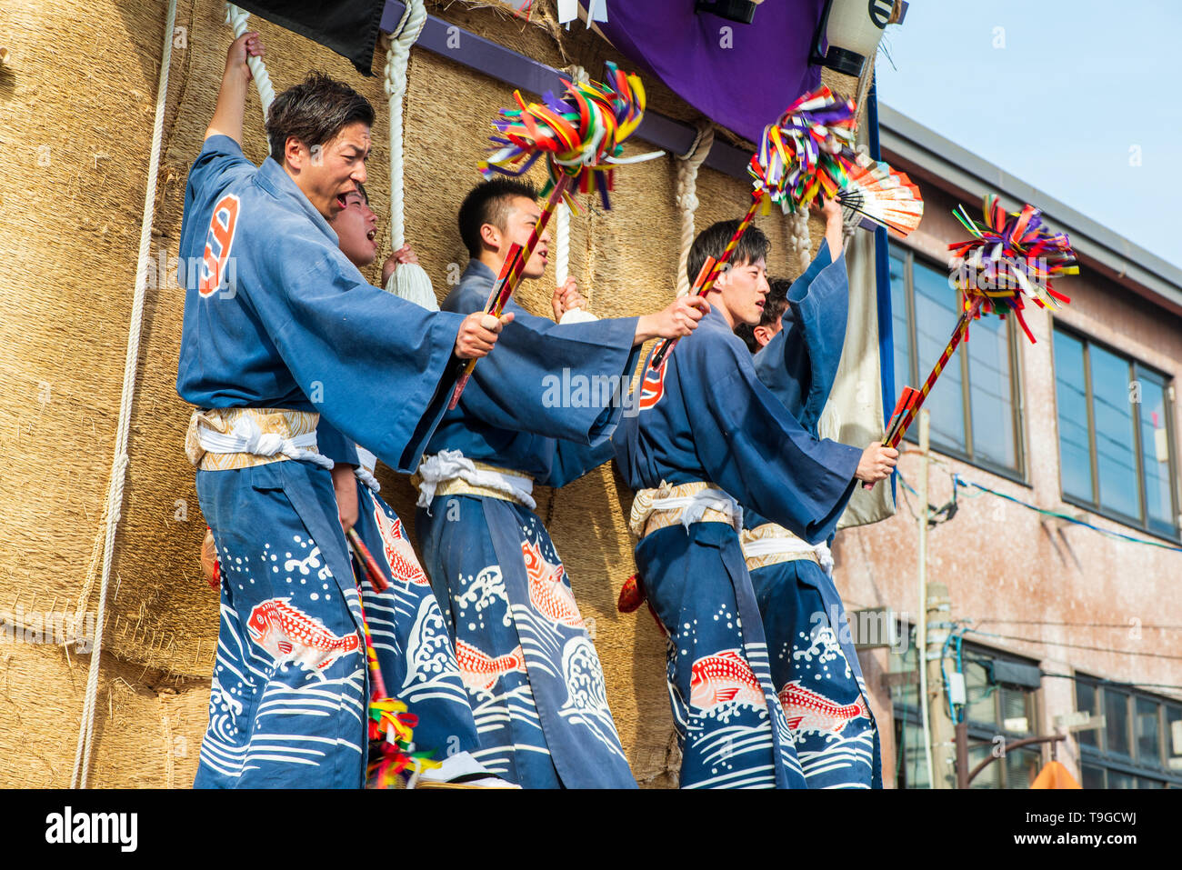 Gli uomini a cavallo dei dekayama a fare il tifo per i festeggiamenti a Seihakusai Festival in Nanao, Giappone Foto Stock