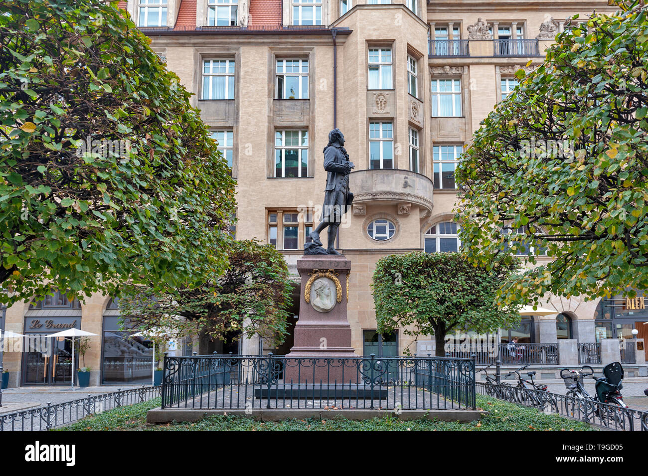 Memorial statua di Johann Wolfgang von Goethe di fronte alla vecchia Borsa a Naschmarkt Plaza a Leipzig, Germania Foto Stock