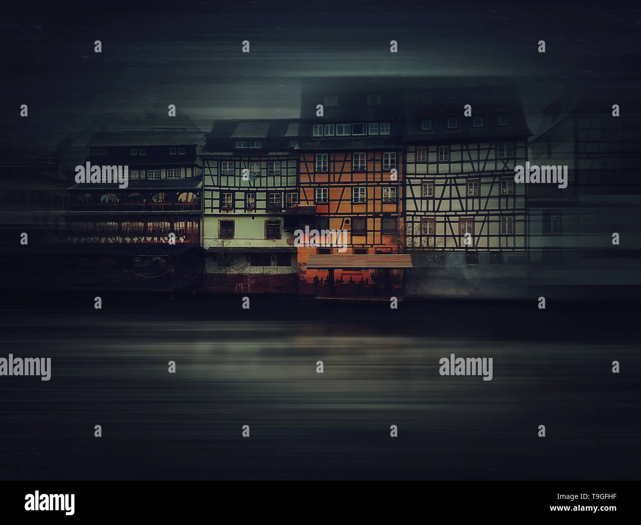 Fachwerk legname case di inquadratura in colorate romantica città di Strasburgo, in Francia, in Alsazia. Architettura tradizionale vicino al fiume. Casa medievale facciata, hi Foto Stock