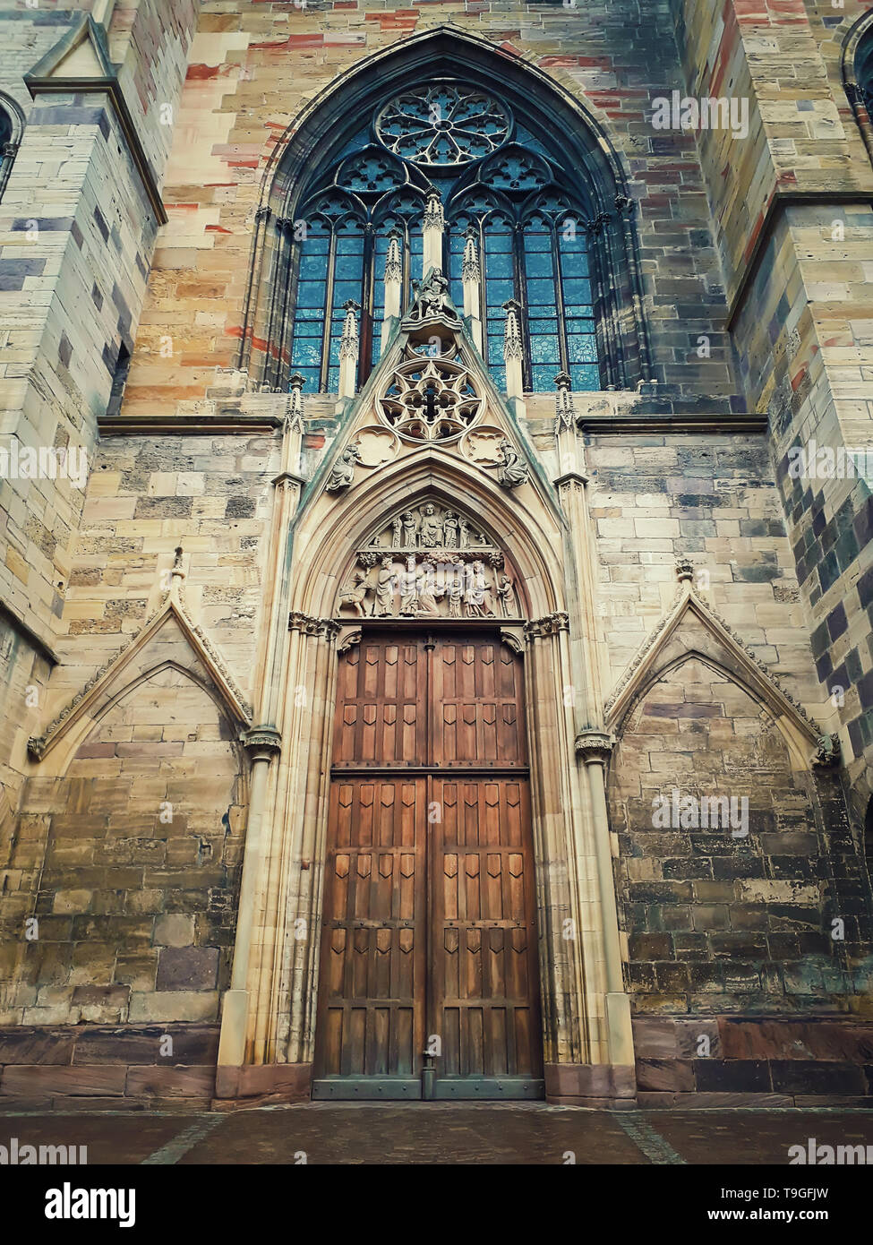 Frammento della Chiesa Cattolica Romana di San Martin nella città di Colmar, Alsazia, Francia. La principale porta di ingresso e la facciata. Foto Stock