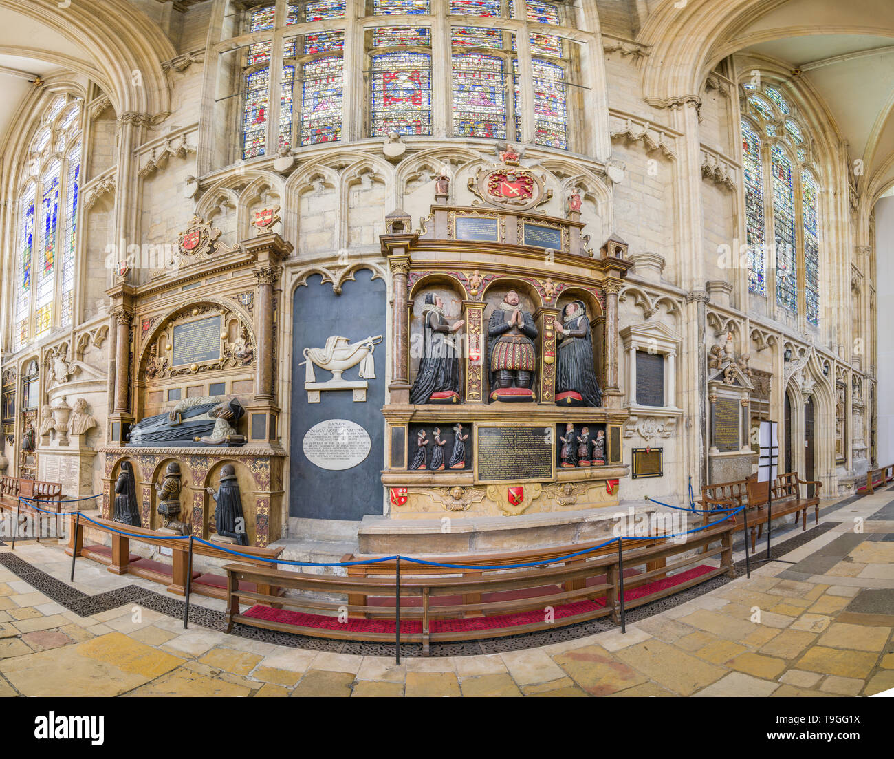 Varietà di memorial di monumenti e sculture sulla parete del sud cudiero corsia nel medioevo cristiano minster (cattedrale) a York, Inghilterra. Foto Stock