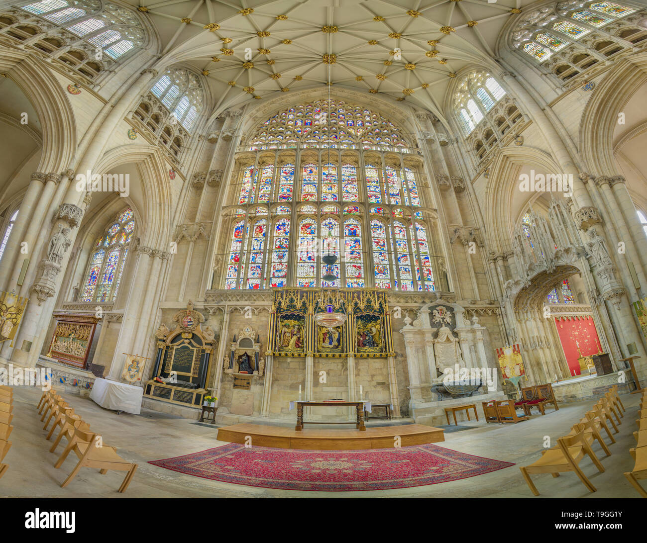 Signora cappella e grande finestra orientale nel medioevo cristiano minster (cattedrale) a York, Inghilterra. Foto Stock