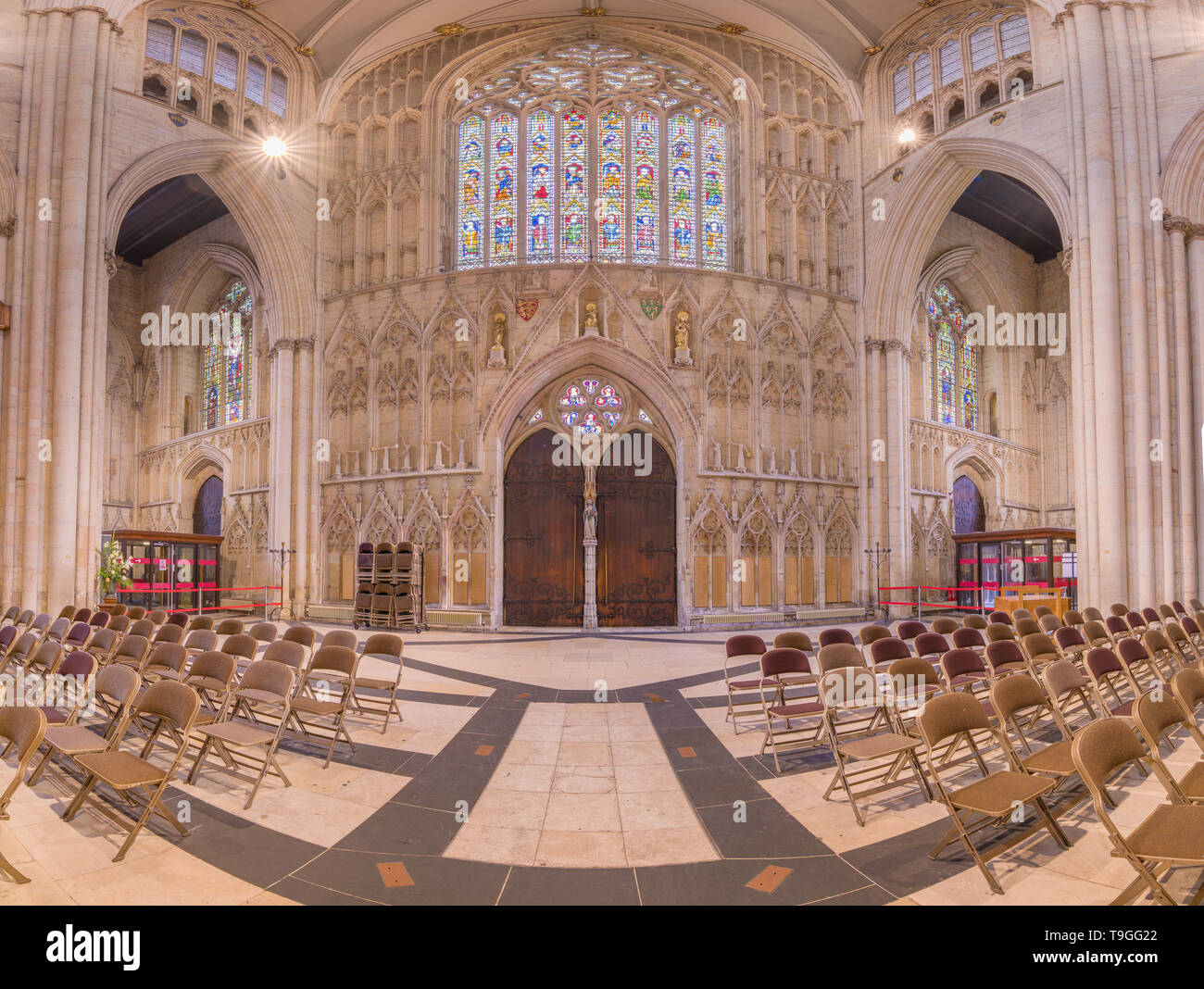 Ingresso e vetrate colorate all'estremità ovest della navata nel medioevo cristiano minster (cattedrale) a York, Inghilterra. Foto Stock