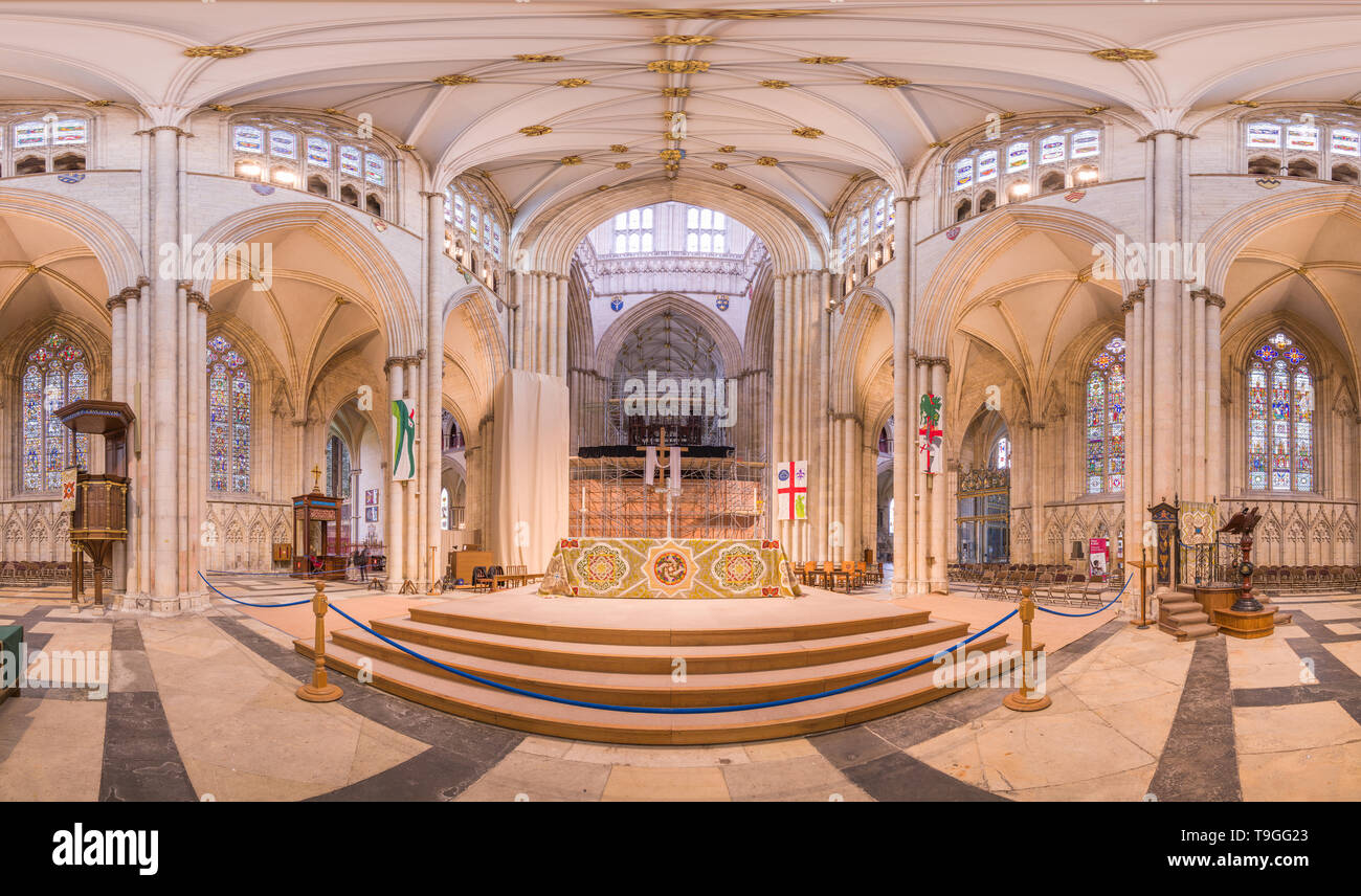 Altare all'estremità est della navata nel medioevo cristiano minster (cattedrale) a York, Inghilterra. Foto Stock