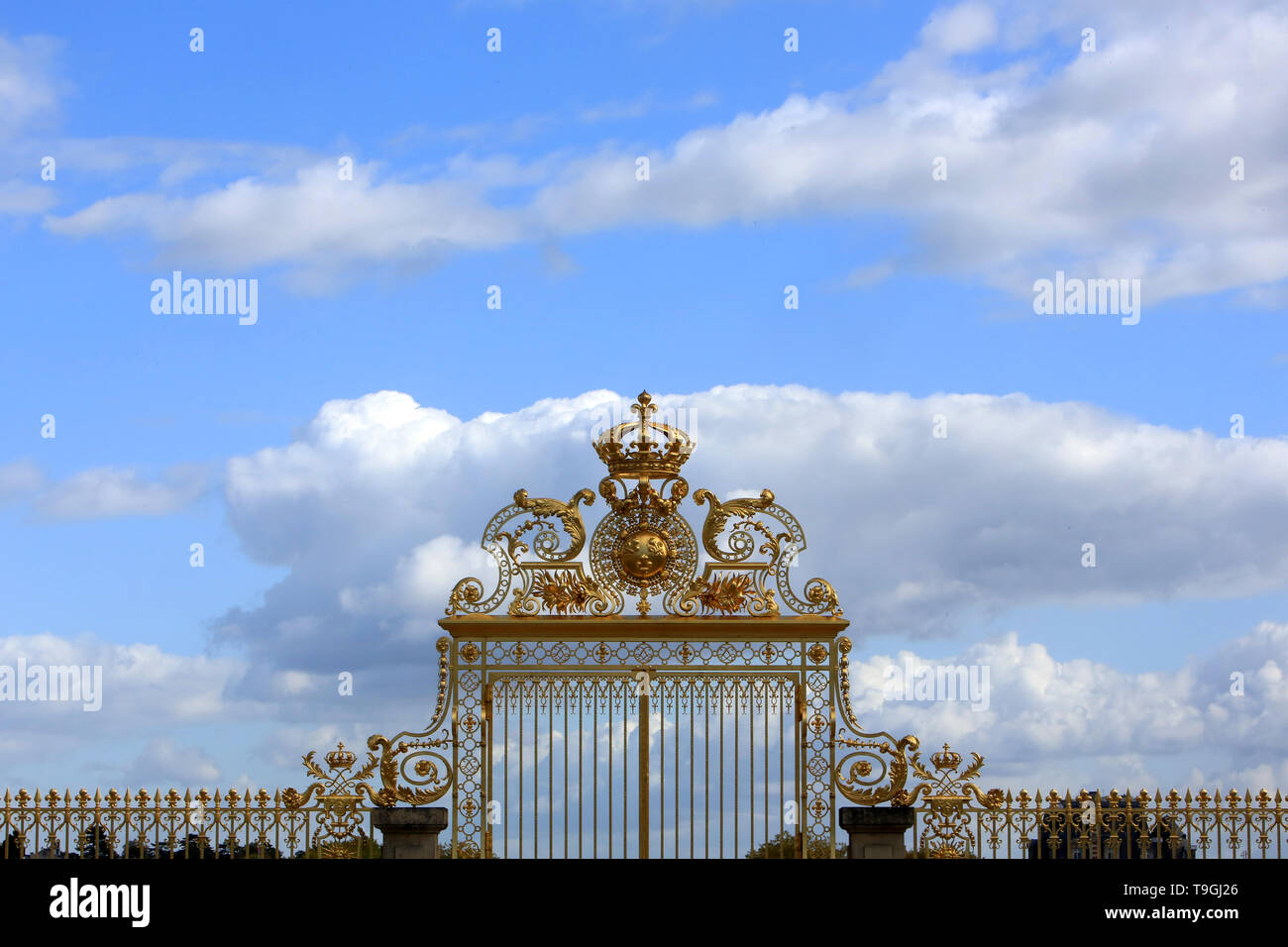 La griglia royale dorée à l'O fin du Château de Versailles. / Il Palazzo di Versailles royal Golden Gate. Foto Stock