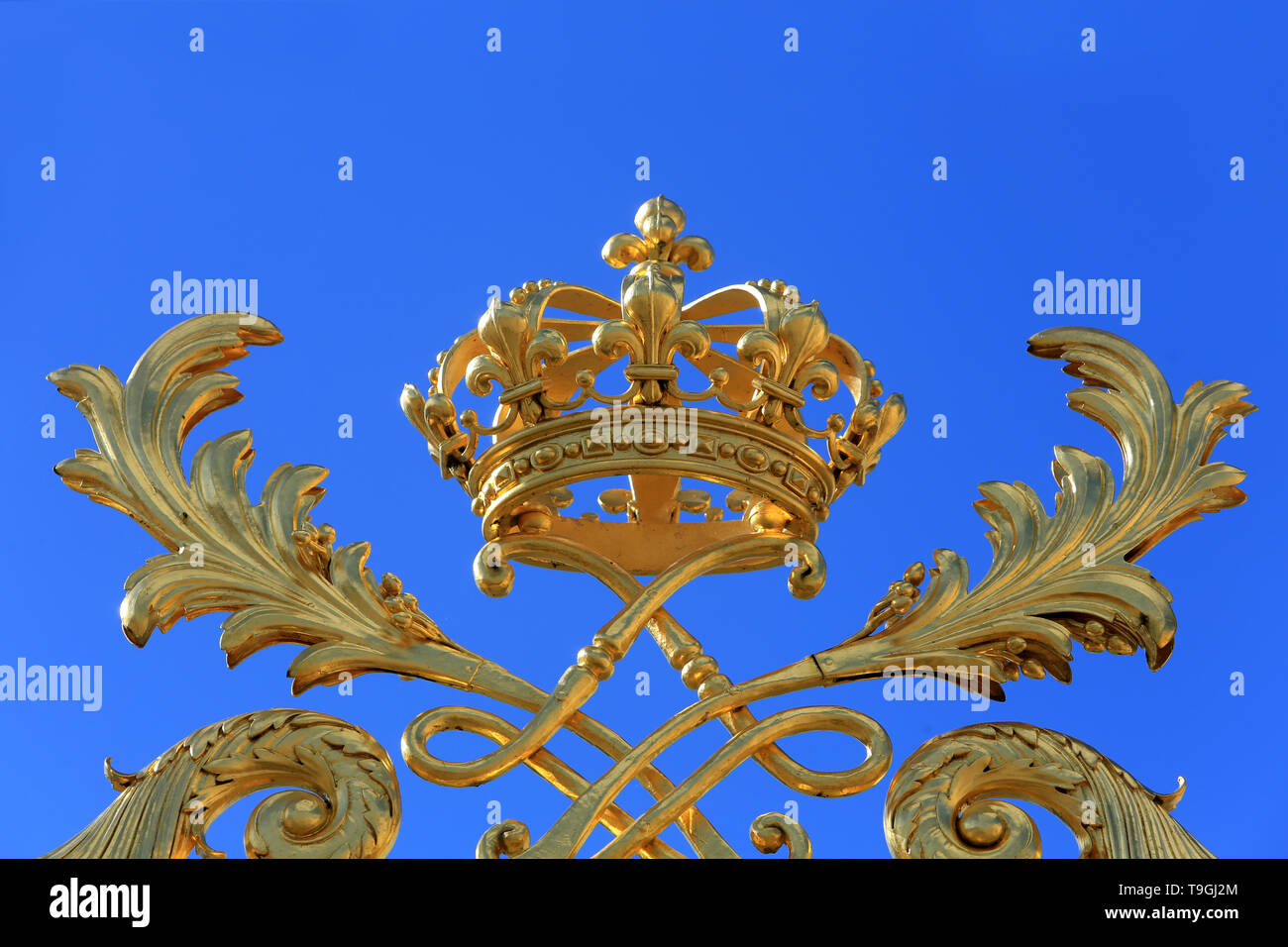 Courronne sur la griglia d'entrée du Château de Versailles. / Corona sulla griglia di ingresso del Palazzo di Versailles. Foto Stock