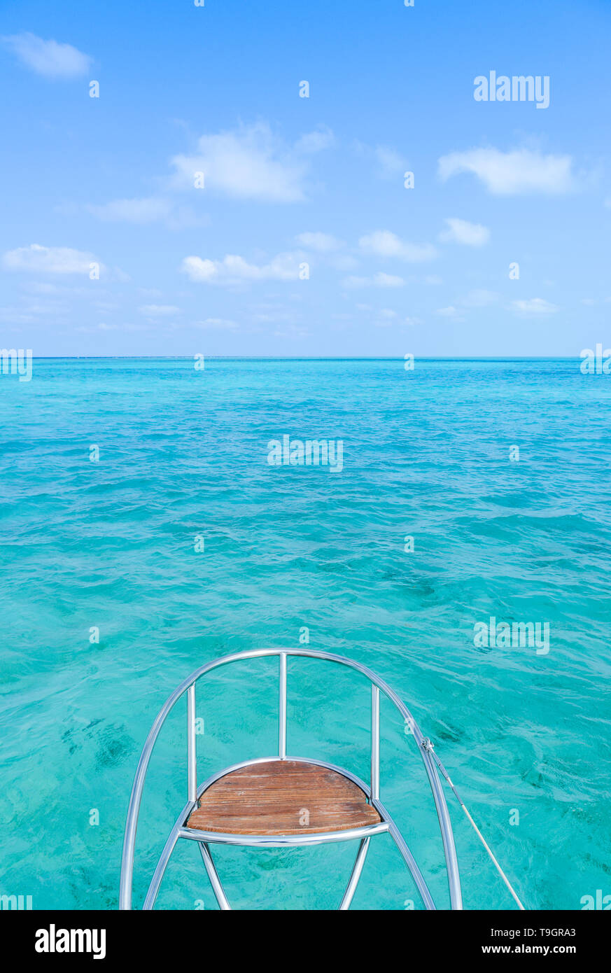 Sedile di prua in crociera catamarano, all'interno del Belize Barrier Reef, una serie di barriere coralline a cavallo tra la costa del Belize Foto Stock