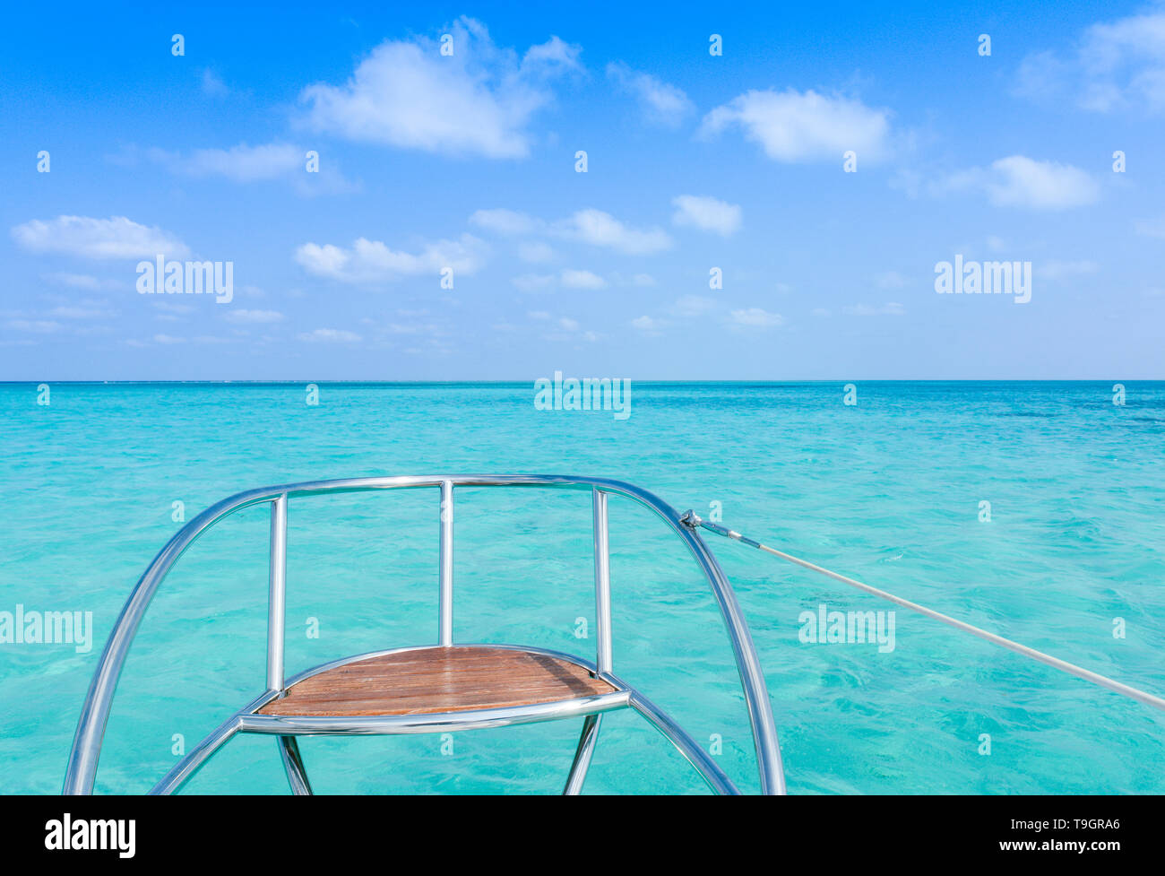 Sedile di prua in crociera catamarano, all'interno del Belize Barrier Reef, una serie di barriere coralline a cavallo tra la costa del Belize Foto Stock