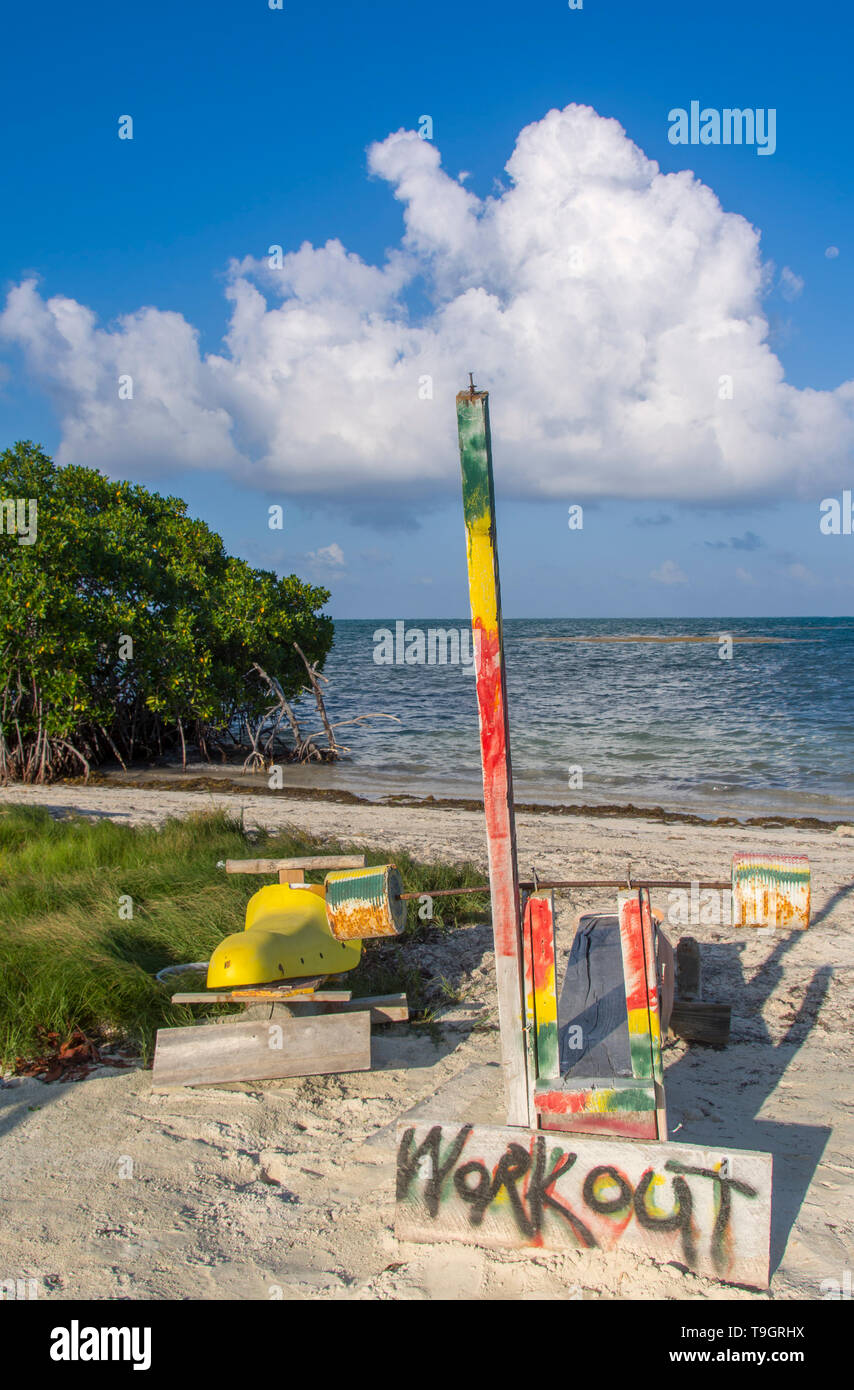 Palestra di allenamento sulla spiaggia, Caye Caulker, Belize Foto Stock