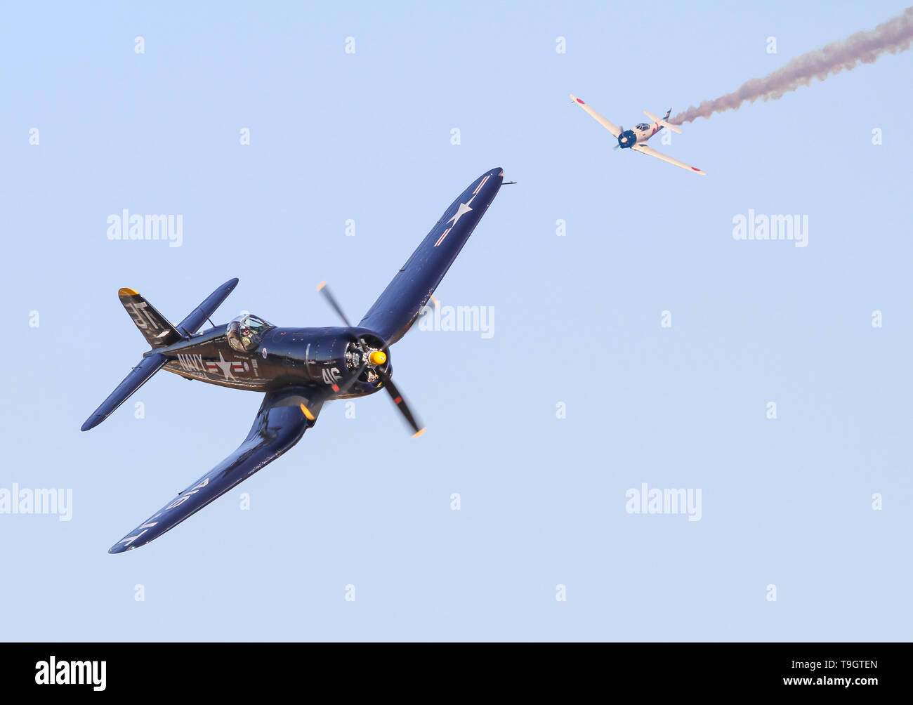 Un Zero giapponese da combattimento aereo persegue un U.S. Vought F4U Corsair fighter in una ricreazione di una guerra mondiale II duelli aerei nel teatro del Pacifico. Foto Stock