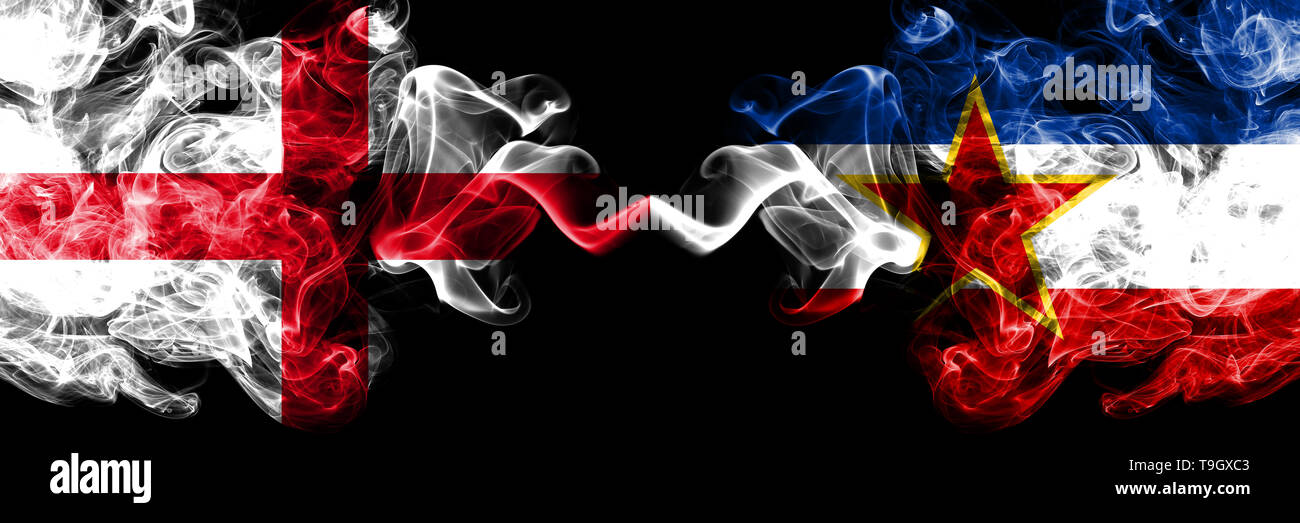 Inglese vs Iugoslavia smoky mystic bandiere poste fianco a fianco. Spessa colorata fumi setosa bandiera dell' Inghilterra e della Iugoslavia. Foto Stock