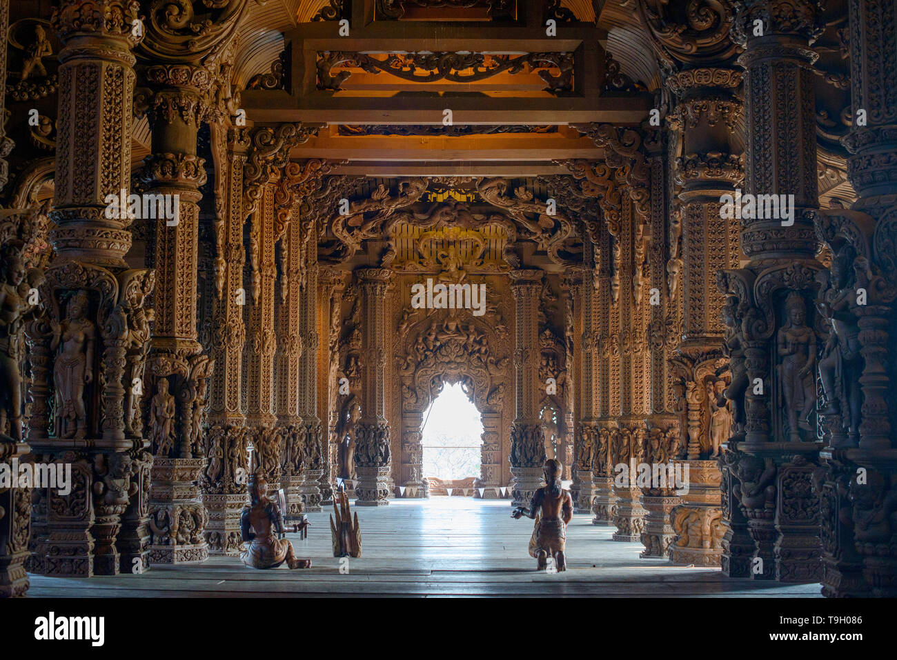 Il Santuario della Verità fatta di legno interno in Pattaya, Chonburi, Thailandia. Destinazioni di viaggio per il turista. Foto Stock