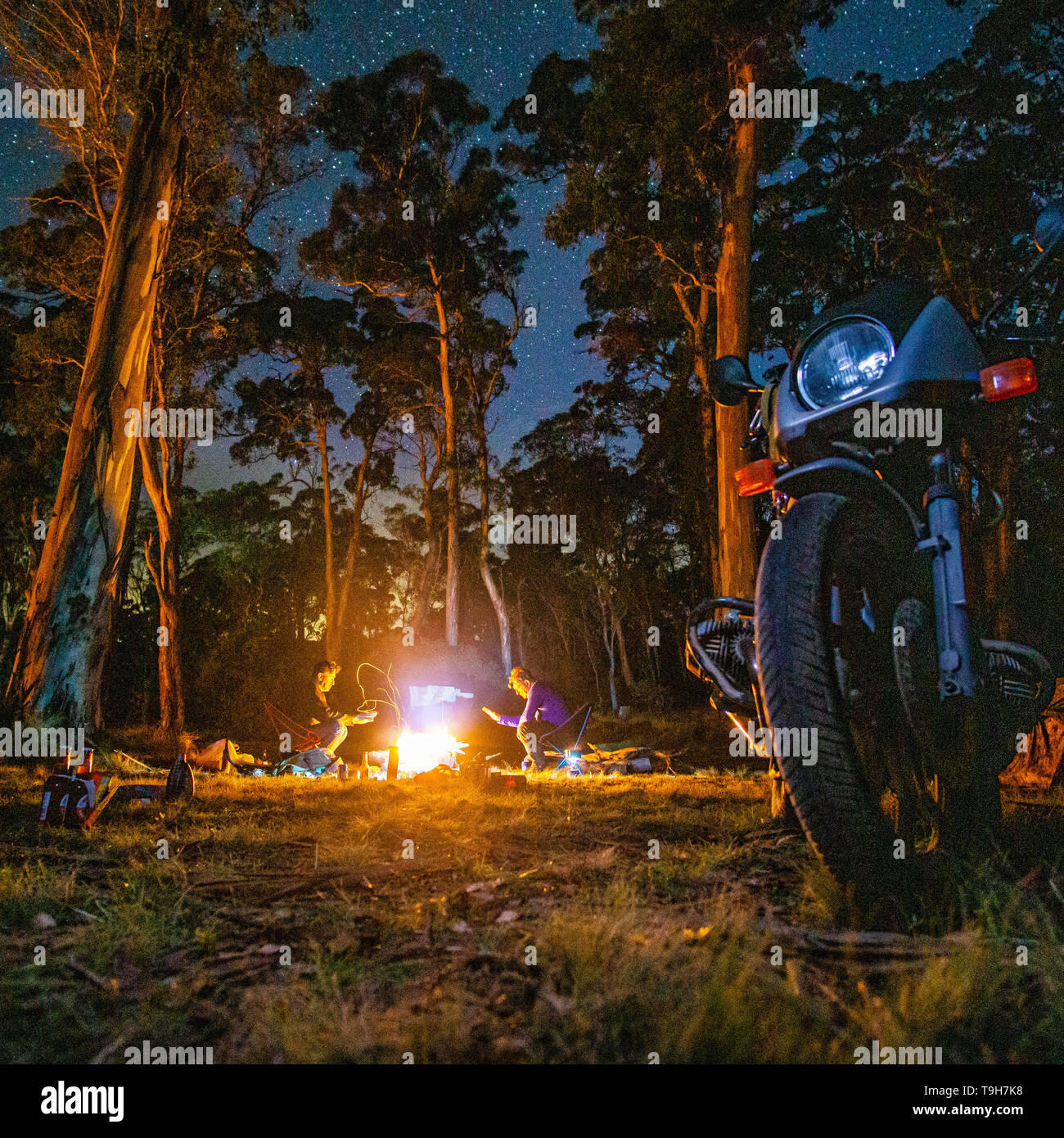 Campeggio sotto le stelle durante un viaggio in motocicletta in Australia Foto Stock