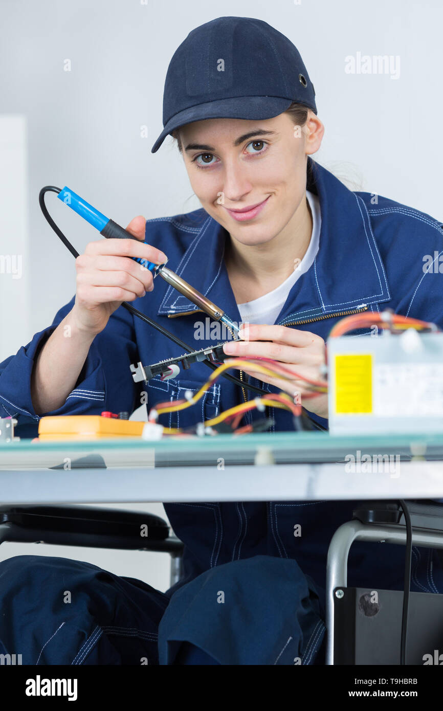 Ingegnere femmina riparazione scheda madre difettosa in un intervento di  riparazione hardware shop Foto stock - Alamy