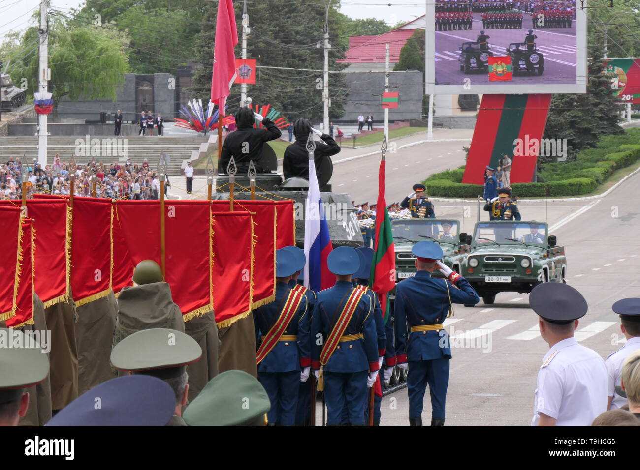 TIRASPOL, TRANSNISTRIA - 9 Maggio 2018: Transnistria soldati e veicoli sulla centrale piazza principale di Tiraspol durante la Giornata della Vittoria parade. Foto Stock