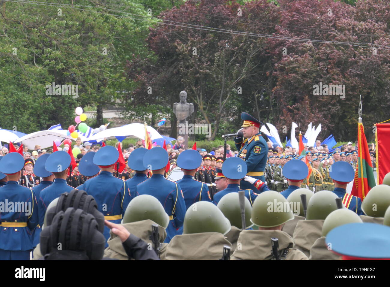 TIRASPOL, TRANSNISTRIA - 9 Maggio 2018: Transnistria soldati e un generale dell esercito sulla centrale piazza principale di Tiraspol durante la Giornata della Vittoria sfilata Foto Stock
