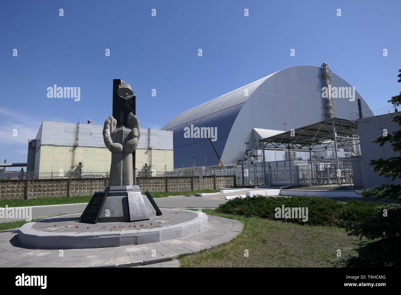 Vista del reattore distrutto 4 e il memoriale per i liquidatori di Chernobyl Chernobyl zona di esclusione, Ucraina Foto Stock
