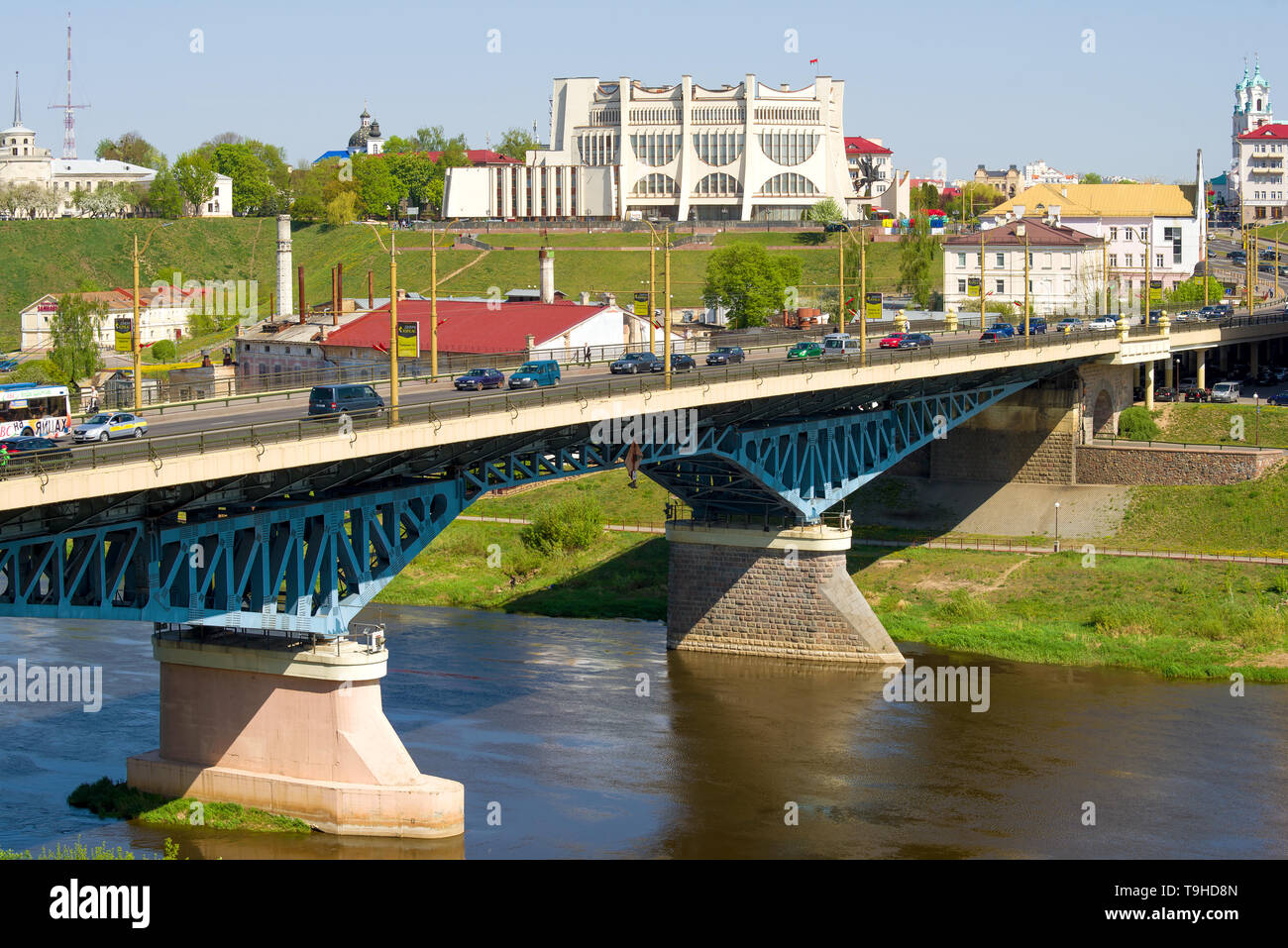 GRODNO, Bielorussia - Aprile 30, 2019: Vista del vecchio ponte sul fiume Neman su un pomeriggio di aprile Foto Stock