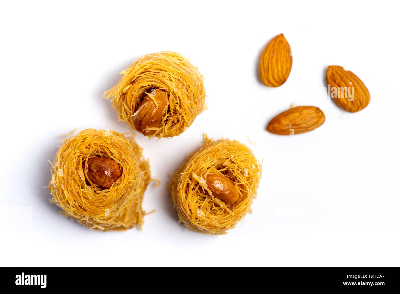 Arabo kadayif baklava dolce con noci di acagiù isolato Foto Stock