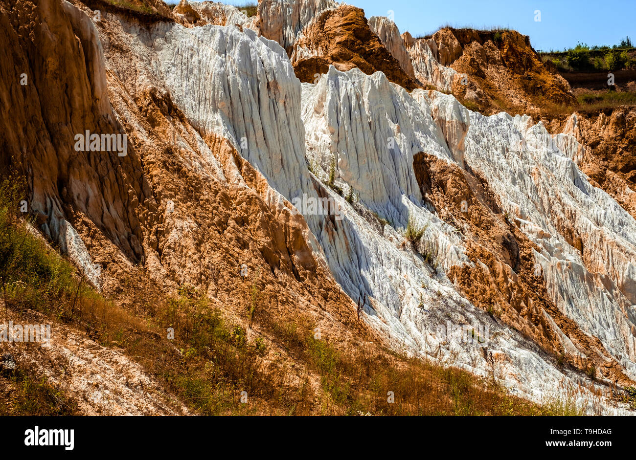 Un frammento di una cava di caolino mining con belle piste, Vetovo Zona villaggio, Bulgaria Foto Stock