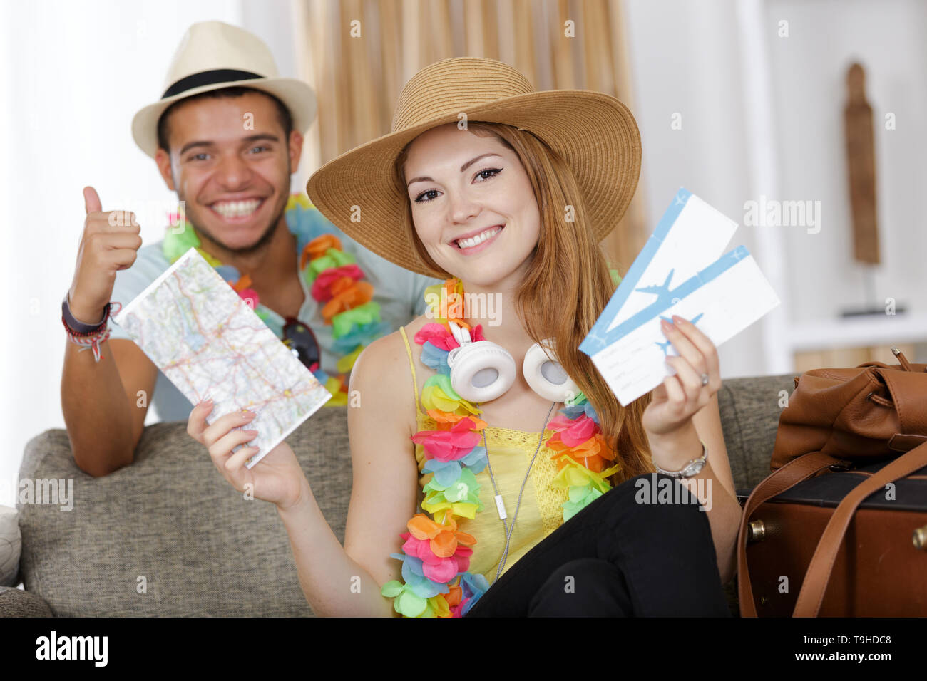 Coppia di turisti tenendo i biglietti per andare in vacanza Foto Stock