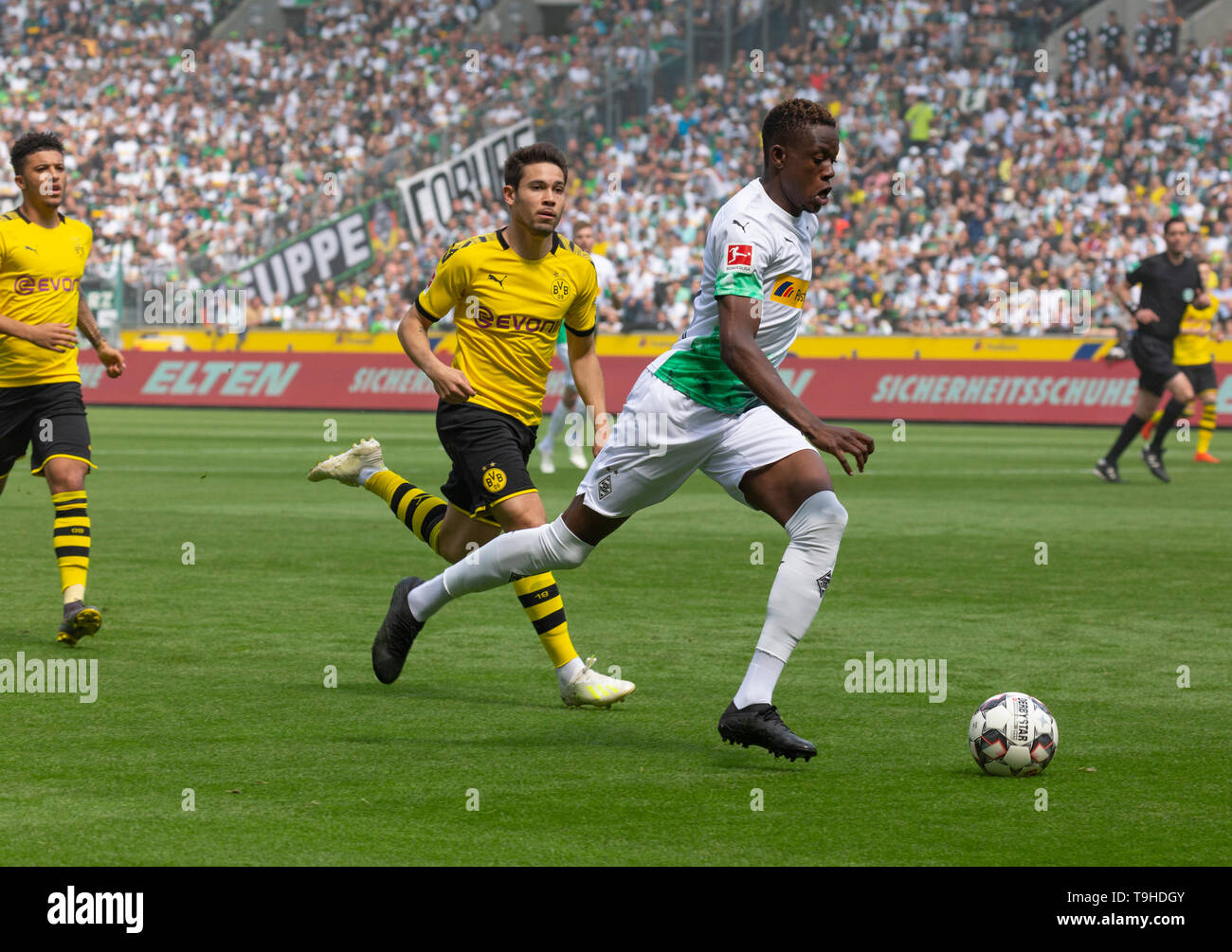 Sport, calcio, Bundesliga, 2018/2019, Borussia Moenchengladbach vs. BVB Borussia Dortmund 0-2, Stadio Borussia Park, scena del match, f.r.t.l. Denis Zakaria (MG), Raffaello Guerreiro (BVB), Jadon Malik Sancho (BVB), DFL REGOLAMENTI VIETANO QUALSIASI USO DI FOTOGRAFIE come sequenze di immagini e/o quasi-VIDEO Foto Stock