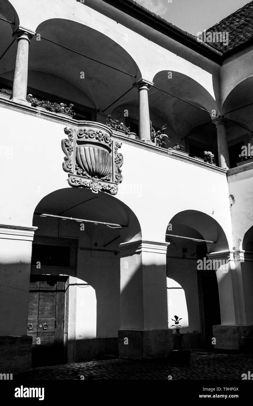 Cortile barocco di Eggenberg House di Sopron, Ungheria Foto Stock