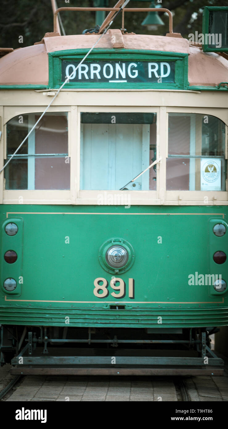 Vecchio tram verde-Vista frontale Foto Stock