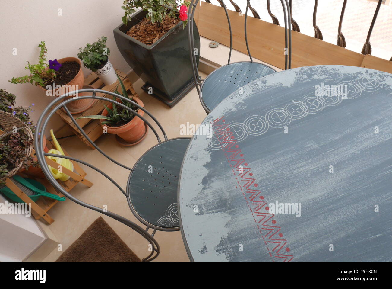 Blue chalk dipinta in legno invecchiato tavolo e due sedie a sdraio sul balcone, Regno del Bahrein Foto Stock