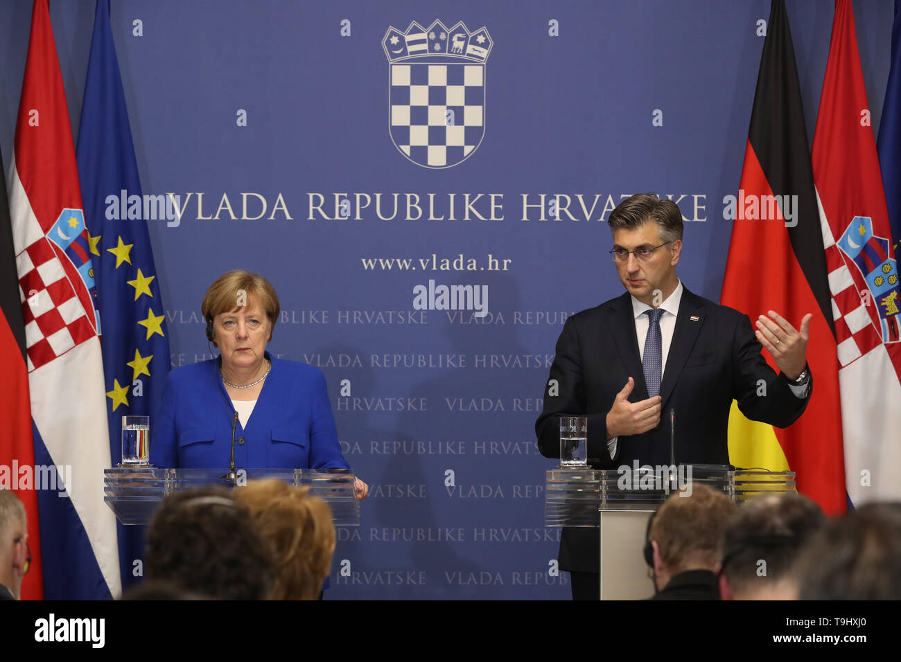 Zagabria, Croazia. 18 Maggio, 2019. Primo ministro croato Andrej Plenkovic (R) e la visita del Cancelliere tedesco Angela Merkel a partecipare ad una conferenza stampa a Zagabria in Croazia, 18 maggio 2019. La Croazia è sulla strada giusta per l'ingresso nello spazio Schengen e ha il sostegno della Germania, il Cancelliere tedesco Angela Merkel ha detto qui il sabato dopo una parte formale dei colloqui con il Primo ministro croato Andrej Plenkovic. Credito: Robert Anic/Xinhua/Alamy Live News Foto Stock