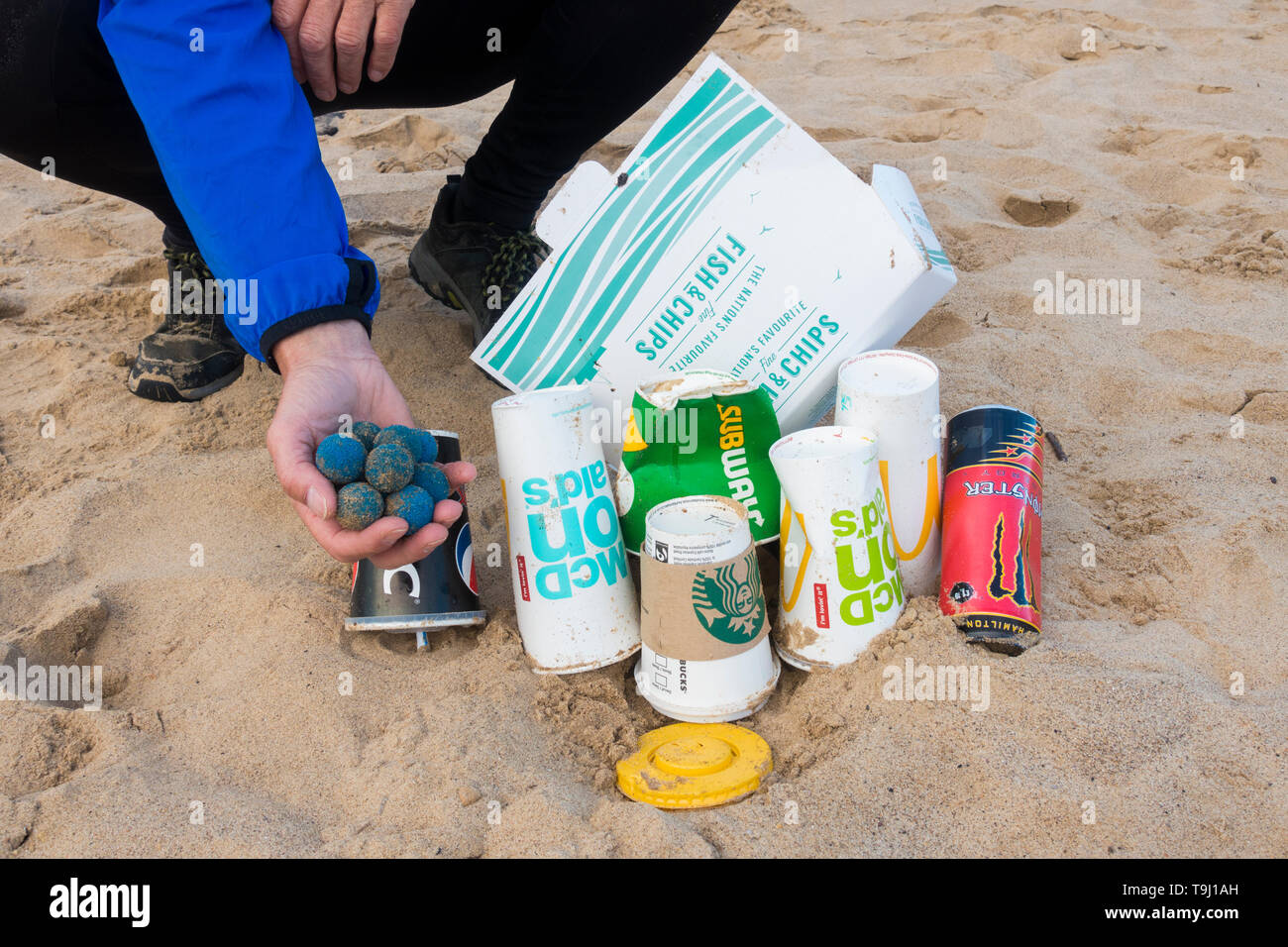 Seaton Carew, County Durham, Regno Unito. Il 19 maggio 2019. Regno Unito: meteo una gloriosa mattina per Plogging. Un pareggiatore raccoglie la spazzatura sulla sua corsa mattutina attraverso le dune a Seaton Carew sulla costa nord est dell'Inghilterra. Plogging (prelievo di lettiera durante il jogging) è un stile di vita scandinavo tendenza dove gli amanti del jogging prelevamento rifiuti/plastica come essi corrono.Inoltre trovato sulla spiaggia erano Taprogge sfere (in del pareggiatore mano), utilizzato per pulire i tubi di raffreddamento nelle centrali elettriche. Sfere Taprogge precedentemente trovato su questo tratto di costa sono stati trovati per avere provengono dal vicino a Hartlepool centrale nucleare (essi sono detti essere har Foto Stock