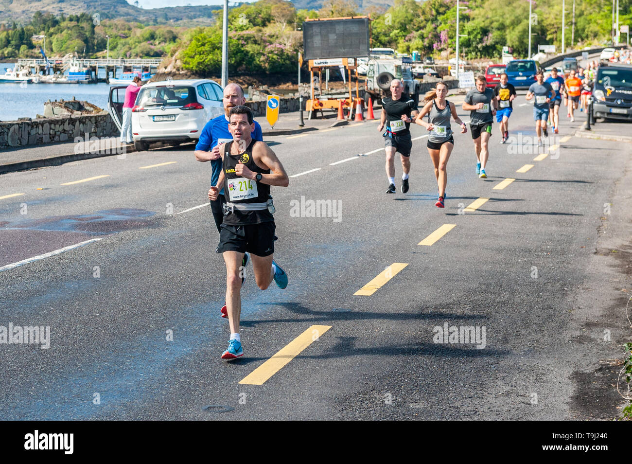 Glengarriff, West Cork, Irlanda. 19 maggio 2019. Il pack corre da Glengarriff subito dopo l'inizio dell'annuale Bay Run. La gara, che è una mezza maratona, corre da Glengarriff a Bantry. Credit: Notizie dal vivo di AG/Alamy. Foto Stock