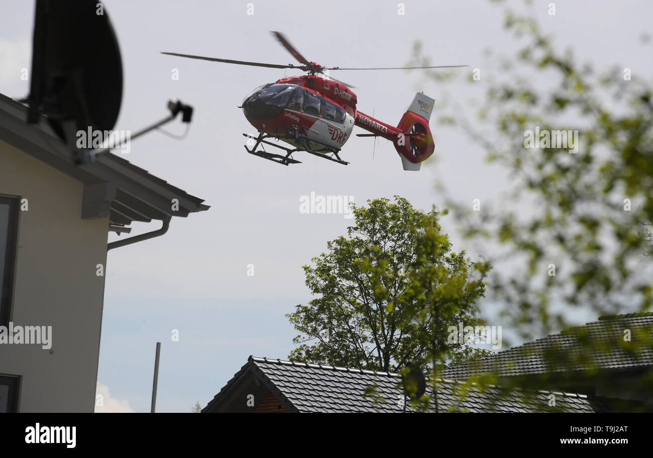 Rettenbach, Germania. 19 Maggio, 2019. Un elicottero atterra sulla scena dell'incidente. Al mattino vi è stata una esplosione iniziale, le persone sono state sepolte. Credito: Karl-Josef Hildenbrand/dpa/Alamy Live News Foto Stock