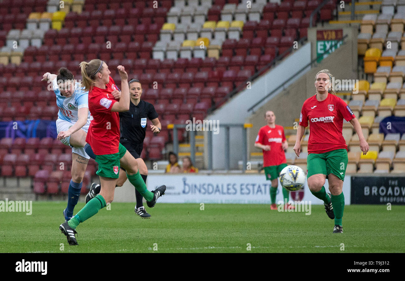 Northern Spot Stadium, Bradford, Regno Unito. 18 Maggio, 2019. FA Womens Premier League calcio finale, Blackburn Rovers rispetto a Coventry Regno; Natascia Flint di Blackburn Rovers spara un colpo al credito obiettivo: Azione Plus sport/Alamy Live News Foto Stock