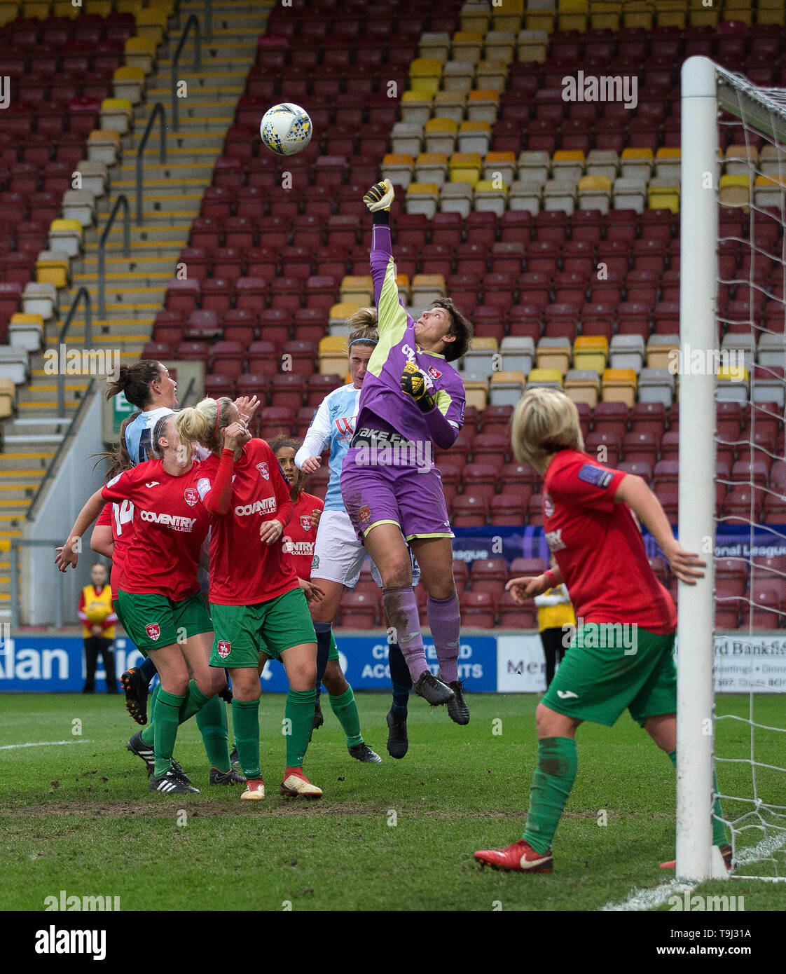 Northern Spot Stadium, Bradford, Regno Unito. 18 Maggio, 2019. FA Womens Premier League calcio finale, Blackburn Rovers rispetto a Coventry Regno; Susan Wood di Coventry City salta al punzone la sfera di credito chiara: Azione Plus sport/Alamy Live News Foto Stock