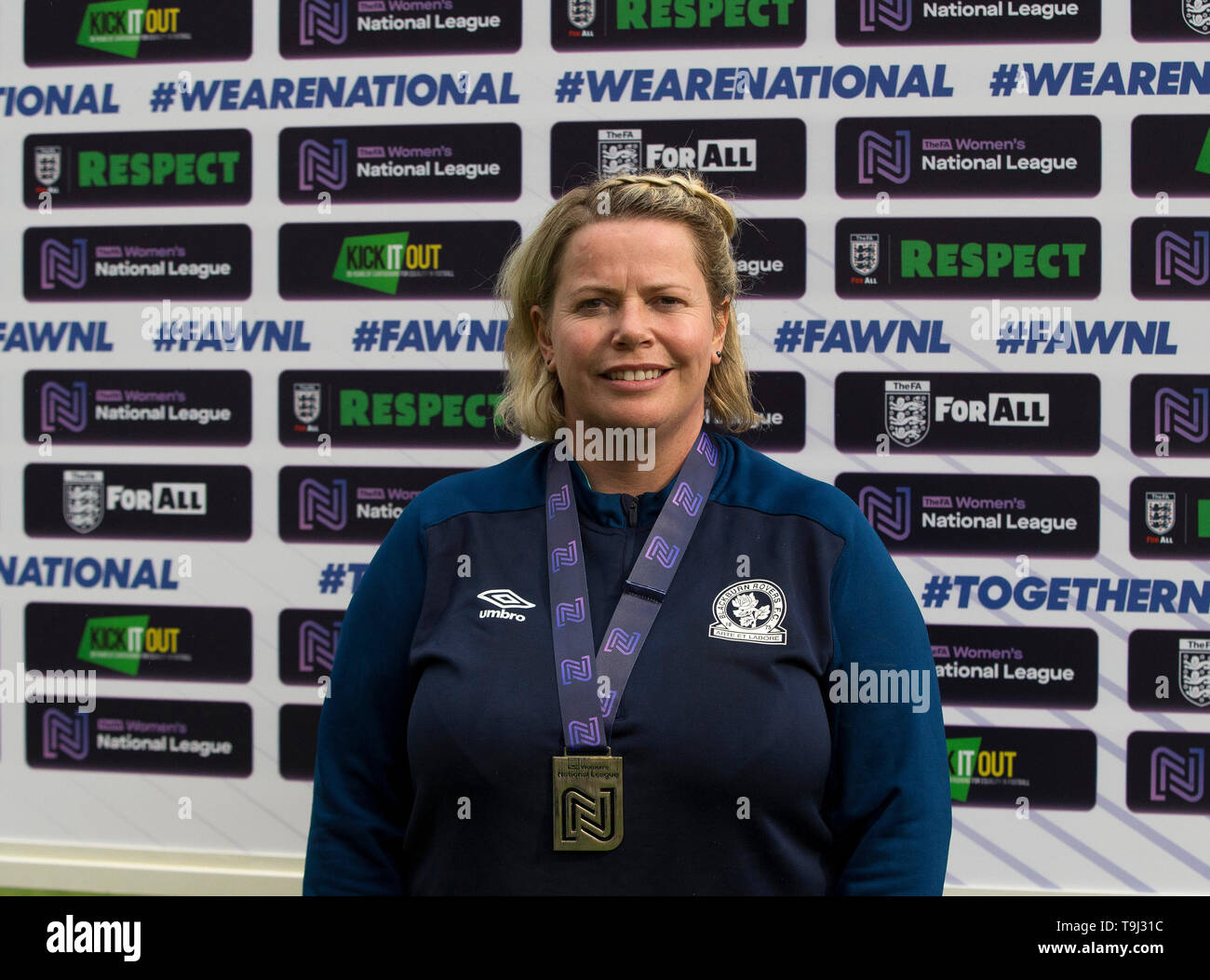 Northern Spot Stadium, Bradford, Regno Unito. 18 Maggio, 2019. FA Womens Premier League calcio finale, Blackburn Rovers rispetto a Coventry Regno; Blackburn Rovers manager Gemma Donnelly in posa per una foto indossando la sua medaglia dopo la partita di credito: Azione Sport Plus/Alamy Live News Foto Stock